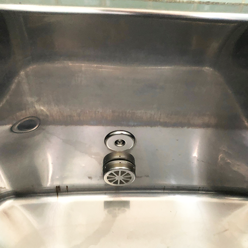 浴槽内のお湯の出てくる金具の写真